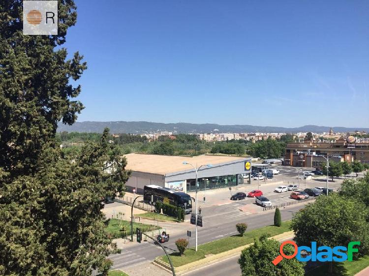 PISO CON 90 METROS, VISTAS MAGNÍFICAS Y ASCENSOR PARA PONER