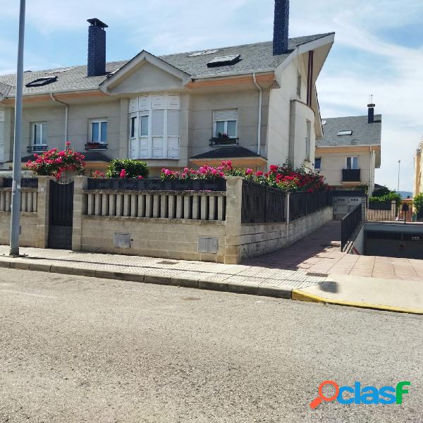 Se vende adosado en Urb Aldama