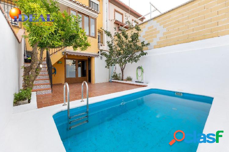 Venta de preciosa casa adosada con piscina en Cúllar Vega