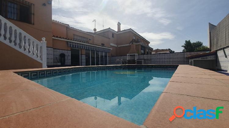 casa independiente con piscina privada en la zona de Santa