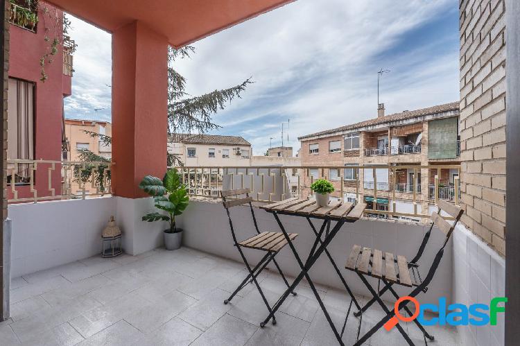 AMPLIO PISO EXTERIOR DE 4 DORMITORIOS, 2 BAÑOS, COCHERA Y