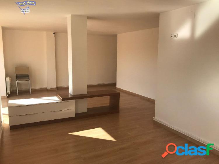 GRAN OPORTUNIDAD! 4 HABITACIONES DOS BAÑOS, PARKING,