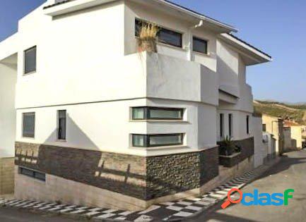 Precioso chalet adosado, muy amplio, con piscina y calidades