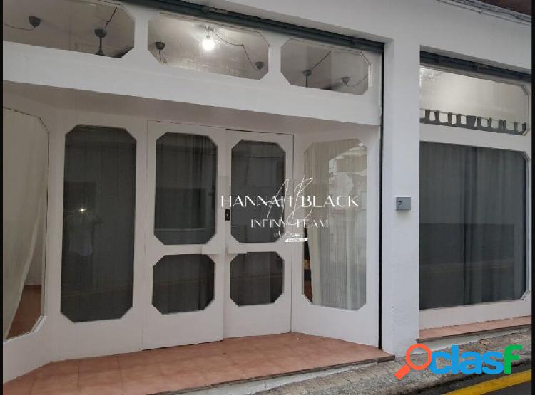 Amplio local cerca del paseo marítimo en casco antiguo en