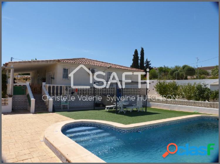 Atractiva villa de 3 dormitorios y 3 baños con piscina,
