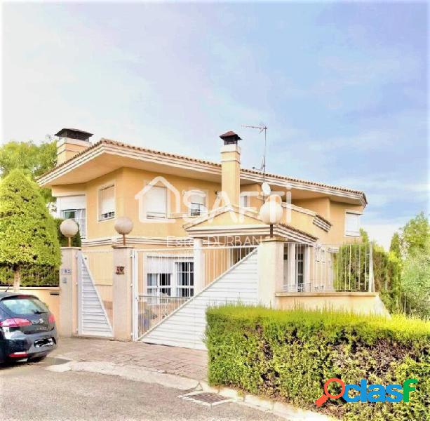 CHALET DE LUJO CON GRANDES POSIBILIDADES Y DISTRIBUCIÓN