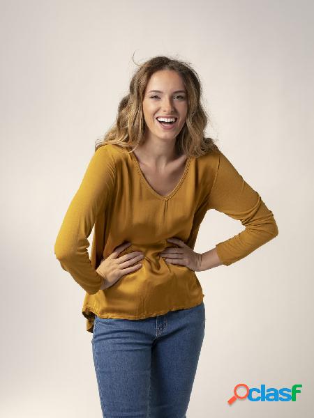Camiseta slim fit escote en pico raso y viscosa Mostaza