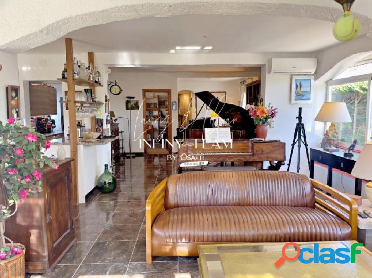 Muy bonita casa ubicada en Mas Bosca con un amplio y