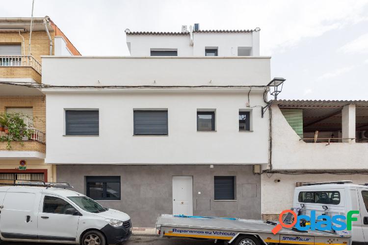 A la venta esta casa en el centro de Maracena completamente