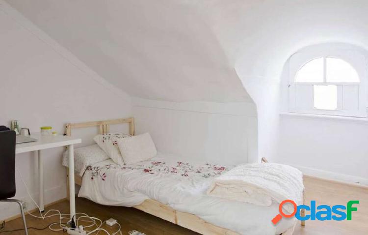 Adorable habitaci\xc3\xb3n con cama individual en alquiler