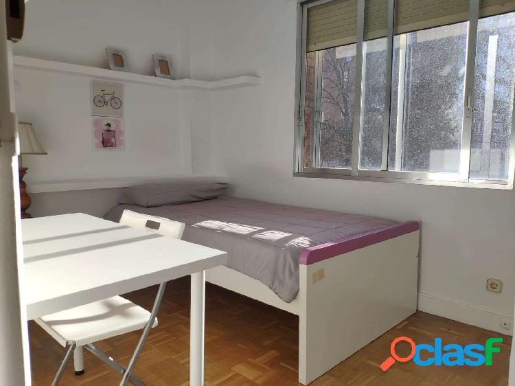 Alquiler de habitaciones en piso de 4 dormitorios en Santa