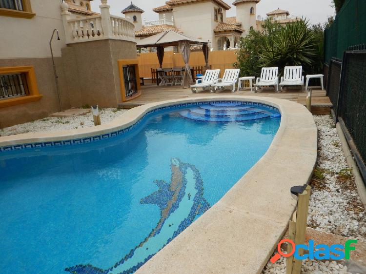 Alquiler vacacional !!Bonito bungalow en sotano con piscina