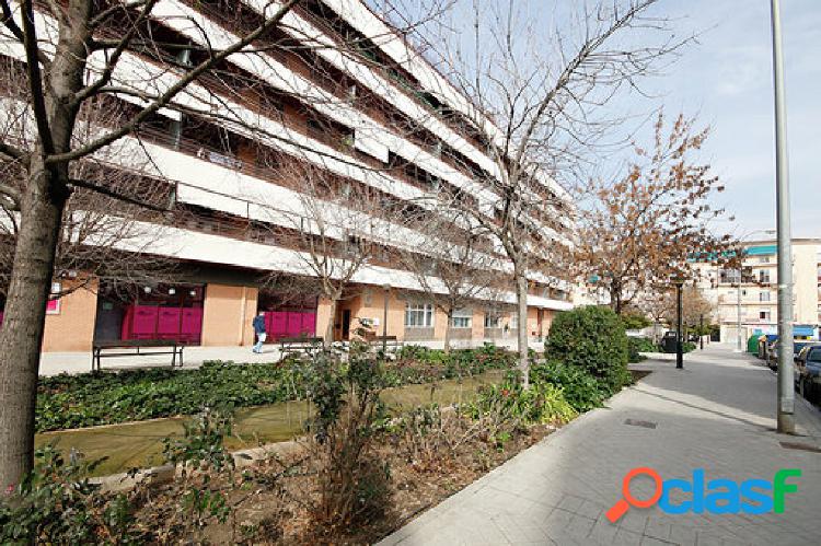 Amplia plaza de garaje para coche y moto en buen edificio en