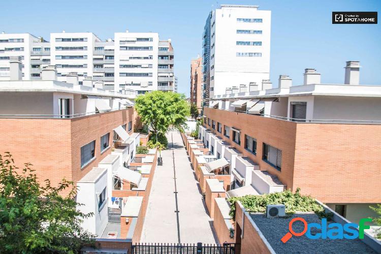 Apartamento de 2 dormitorios decorado en alquiler en