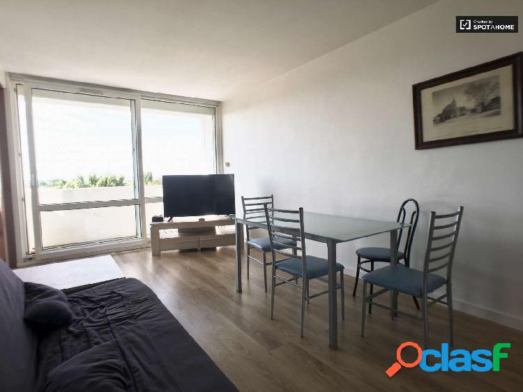 Apartamento de 3 dormitorios con balcones en alquiler en