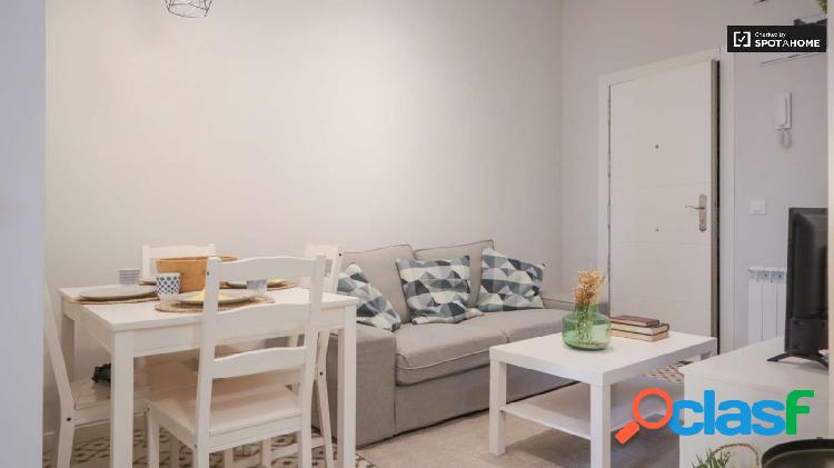 Apartamento de 3 dormitorios en alquiler en Legazpi, Madrid.