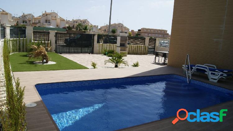 Apartamento en La Zenia, con piscina privada + licencia