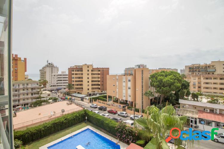 Apartamento en la Carihuela con terraza, piscina y parking,