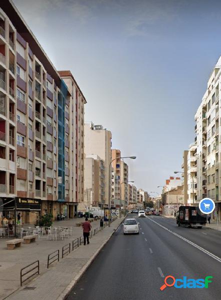 Atencion constructores solar en plena calle Aragon para