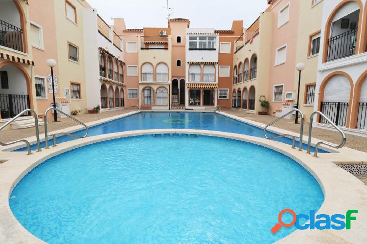 BUNGALOW EN PLANTA BAJA, CON PISCINA, JUNTO AL MAR...