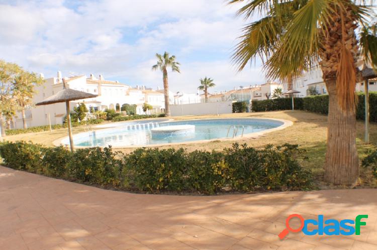 Bungalow con piscina comunitaria de dos dormitorios en La