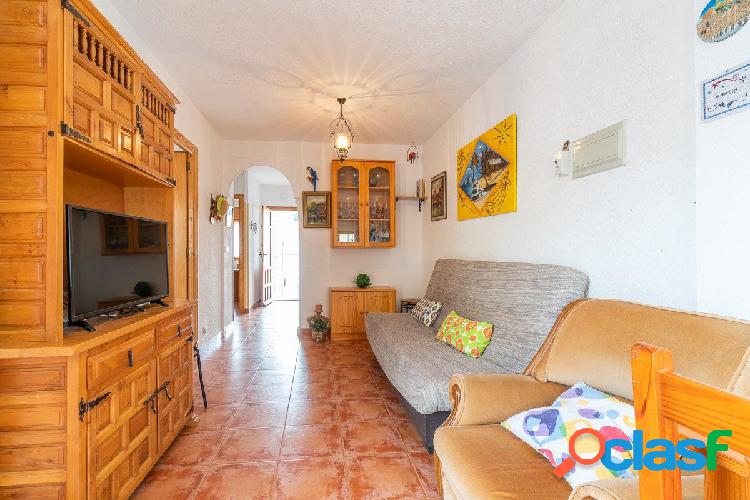 Bungalow de planta alta con jard\xc3\xadn en playa de los