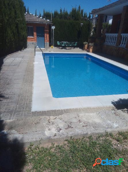 CHALET CON TERRENO Y PISICNA EN GOJAR