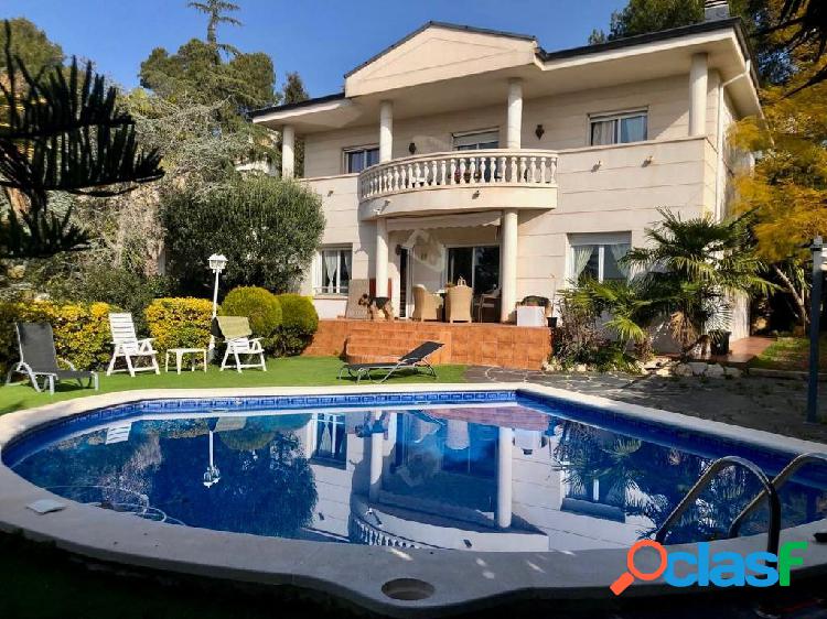 Casa de 2 plantas con piscina en Corbera de Llobregat, Cases