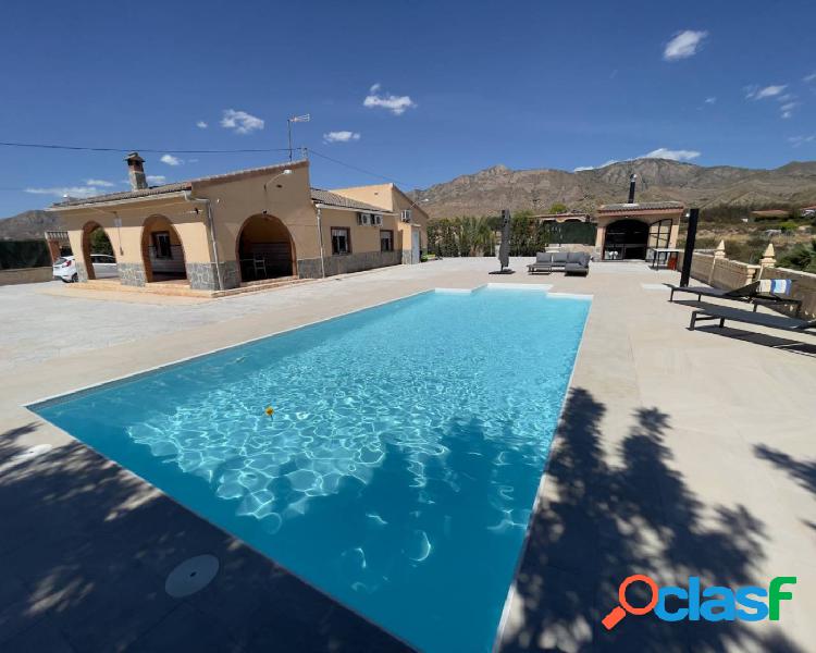 Chalet con piscina comunitaria en Albatera