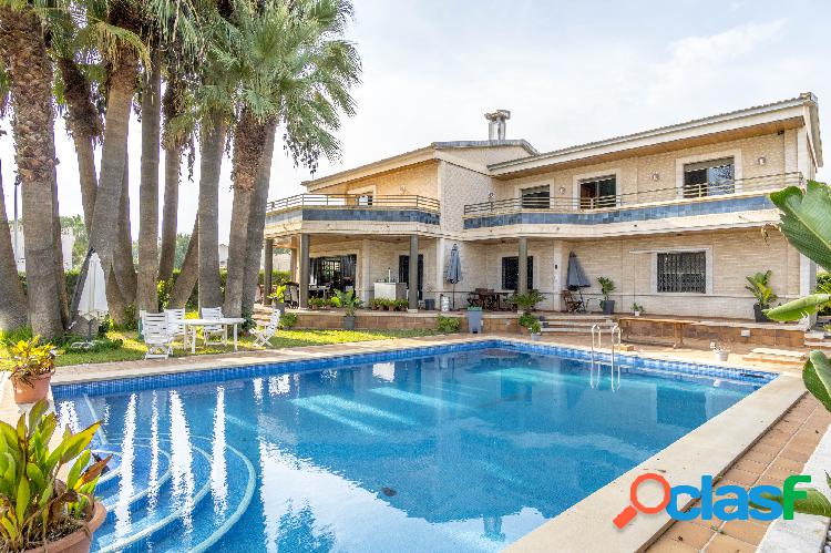 Chalet con piscina en Campoamor