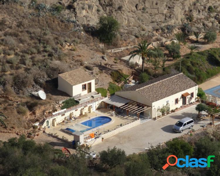 Chalet con terraza y piscina privada en Raiguero de Bonanza