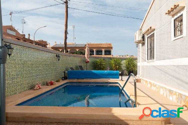 Chalet independiente en esquina con piscina, zona Orihuela