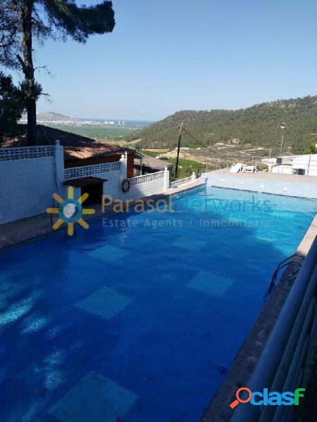 Chalet reformado con piscina comunitaria