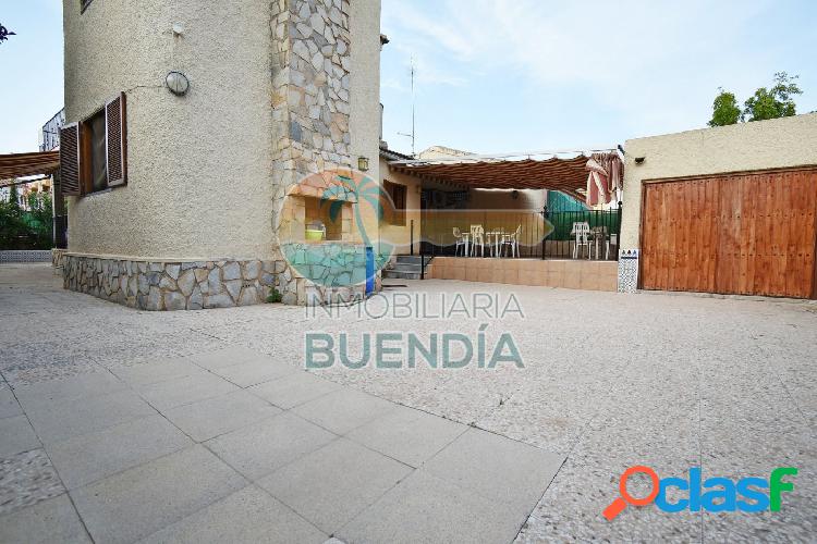 DUPLEX SEMIADOSADO CON AMPLIA PARCELA JUNTO A LA PLAYA DE LA