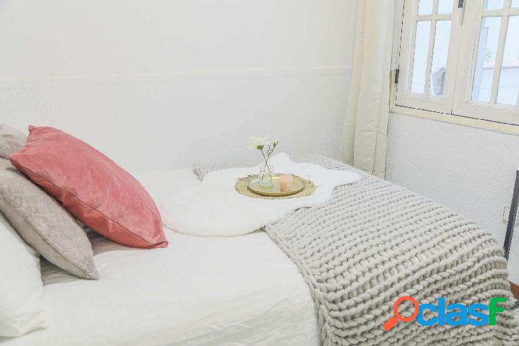 Elegante habitaci\xc3\xb3n con cama doble en alquiler en