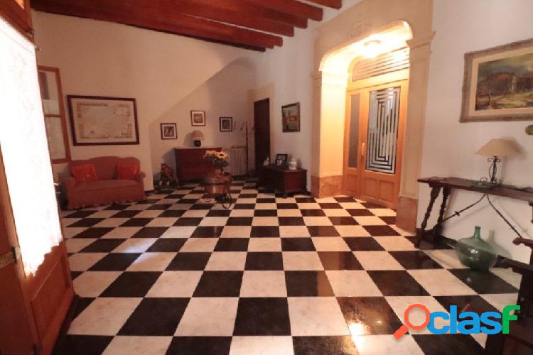 Enorme Casa de pueblo junto junto al centro.