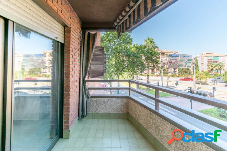 GRAN PISO EN URBANIZACION EN GRANADAJUNTO A PALACIO DE
