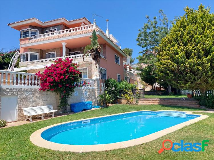 GRAN VILLA CON PISCINA, 7 DORM Y 7 BA\xc3\x91OS, en zona de