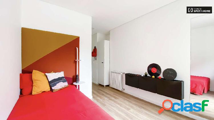 Gran habitaci\xc3\xb3n en alquiler en residencia en Benfica,