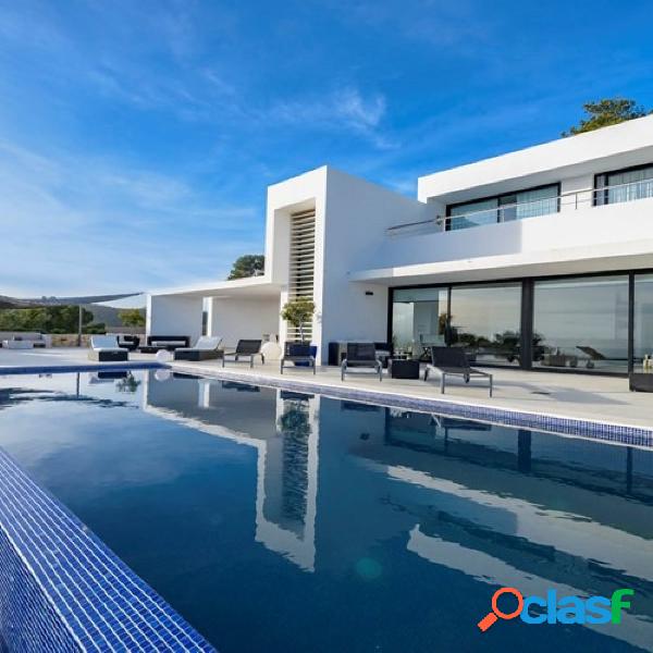 Impresionante villa al estilo minimalista con piscina