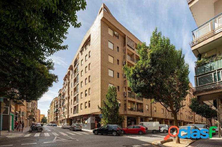 Impresionante vivienda en pleno Centro-Alhamar con garaje y