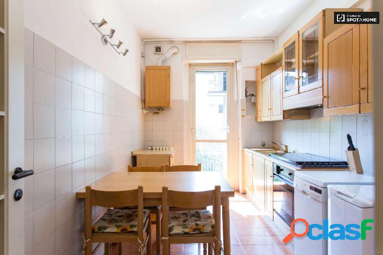 Luminoso dormitorio compartido en apartamento con cocina