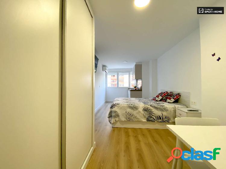 Moderna habitaci\xc3\xb3n en alquiler en piso compartido de