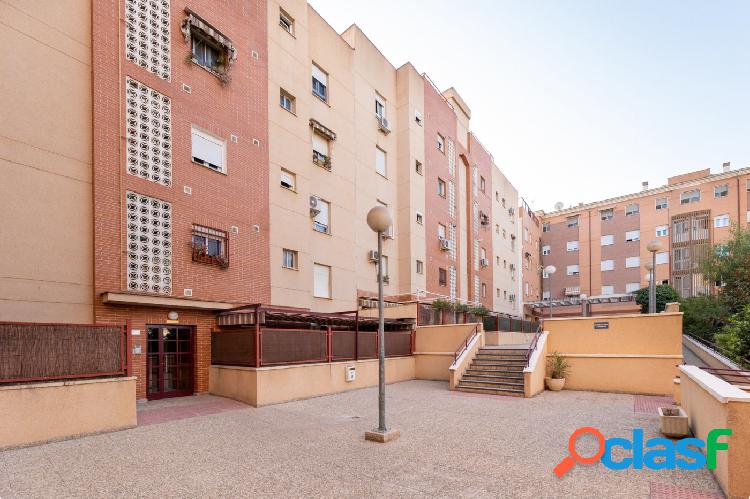 PISO DE TRES DORMITORIOS CON PATIO CERCA DEL CENTRO