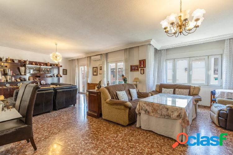 Pisazo en pleno centro de Granada con 5 habitaciones y plaza