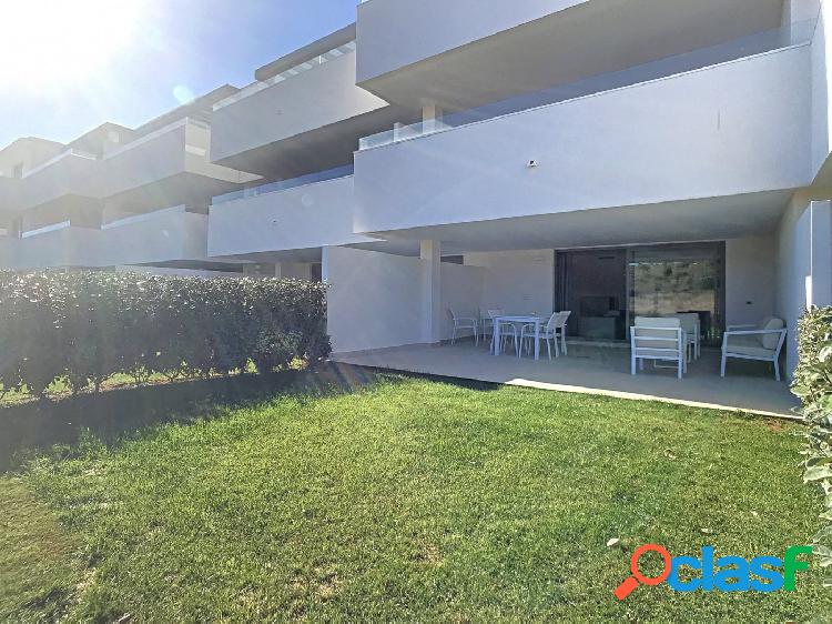 Planta baja a estrenar a poca distancia del mar en Estepona.