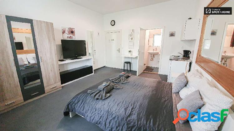 Se alquila estudio en piso de 1 dormitorio en Friedenau.