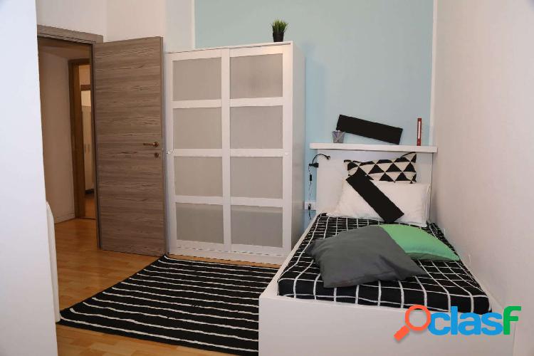 Se alquila habitaci\xc3\xb3n en piso de 6 habitaciones en S.