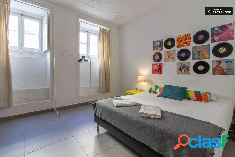 Se alquila habitaci\xc3\xb3n espaciosa en piso de 4