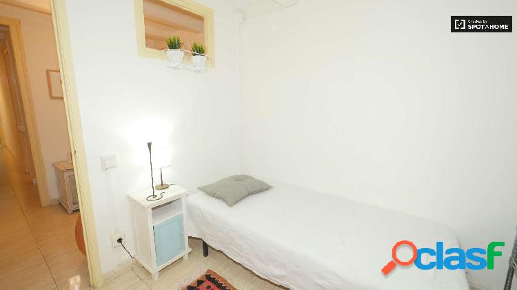 Se alquila habitaci\xc3\xb3n moderna, apartamento de 2